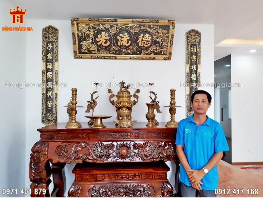 Trang trí bàn thờ gia tiên đẹp với bộ đồ thờ bằng đồng vàng
