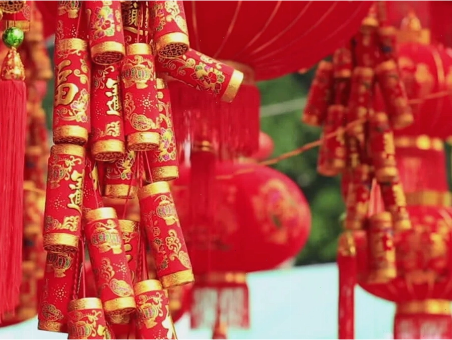 Trang trí Tết lớp học đơn giản với cành mai vàng
