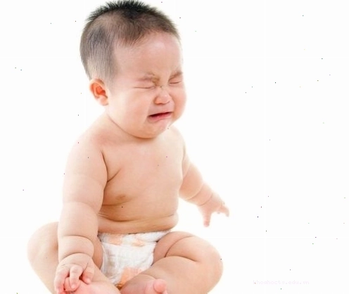 Trẻ bị táo bón gây đau bụng quanh rốn