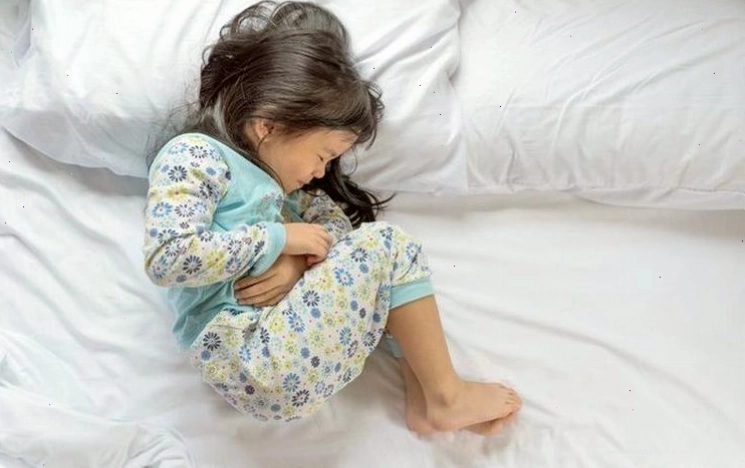 Trẻ bị viêm ruột thừa có biểu hiện đau bụng dữ dội quanh rốn