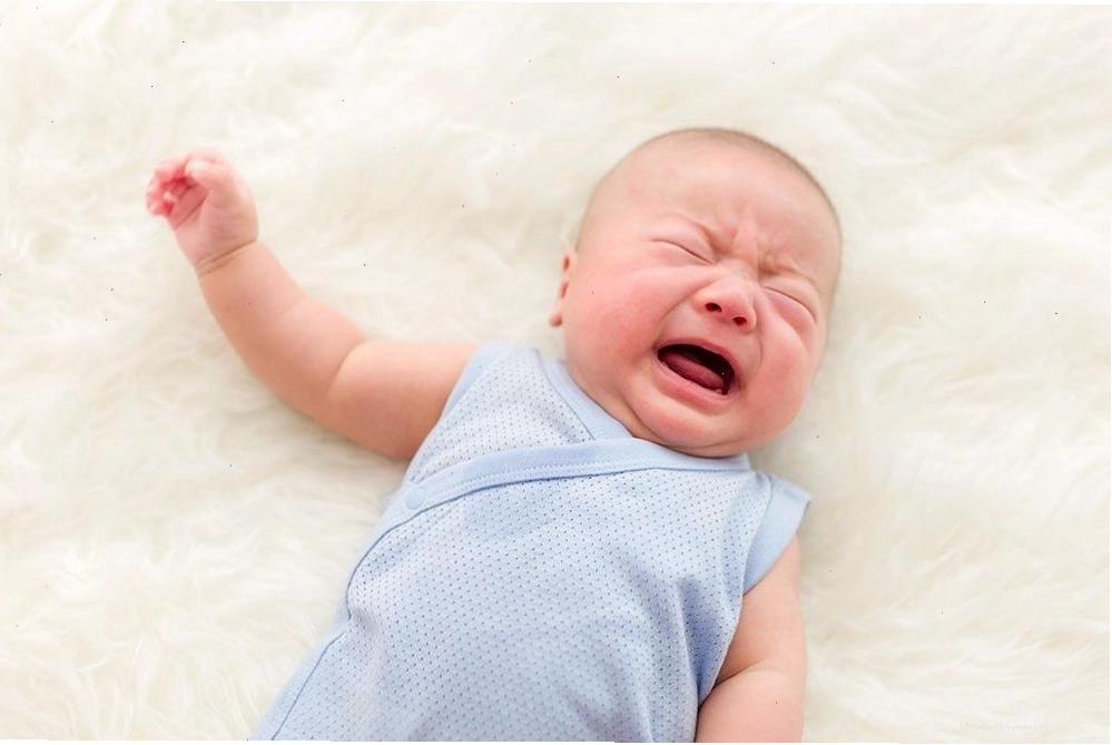 Trẻ sơ sinh có thể khóc nhiều do giấc ngủ không trọn vẹn, một trong những nguyên nhân gây khóc dạ đề