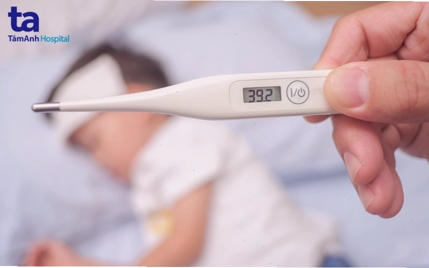 Trẻ sốt cao 39.2 độ C cần được bác sĩ thăm khám