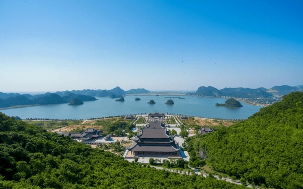 Trước là mặt hồ, sau lưng tựa núi, Chùa Tam Chúc hiện lên như một bức tranh sơn thủy hữu tình