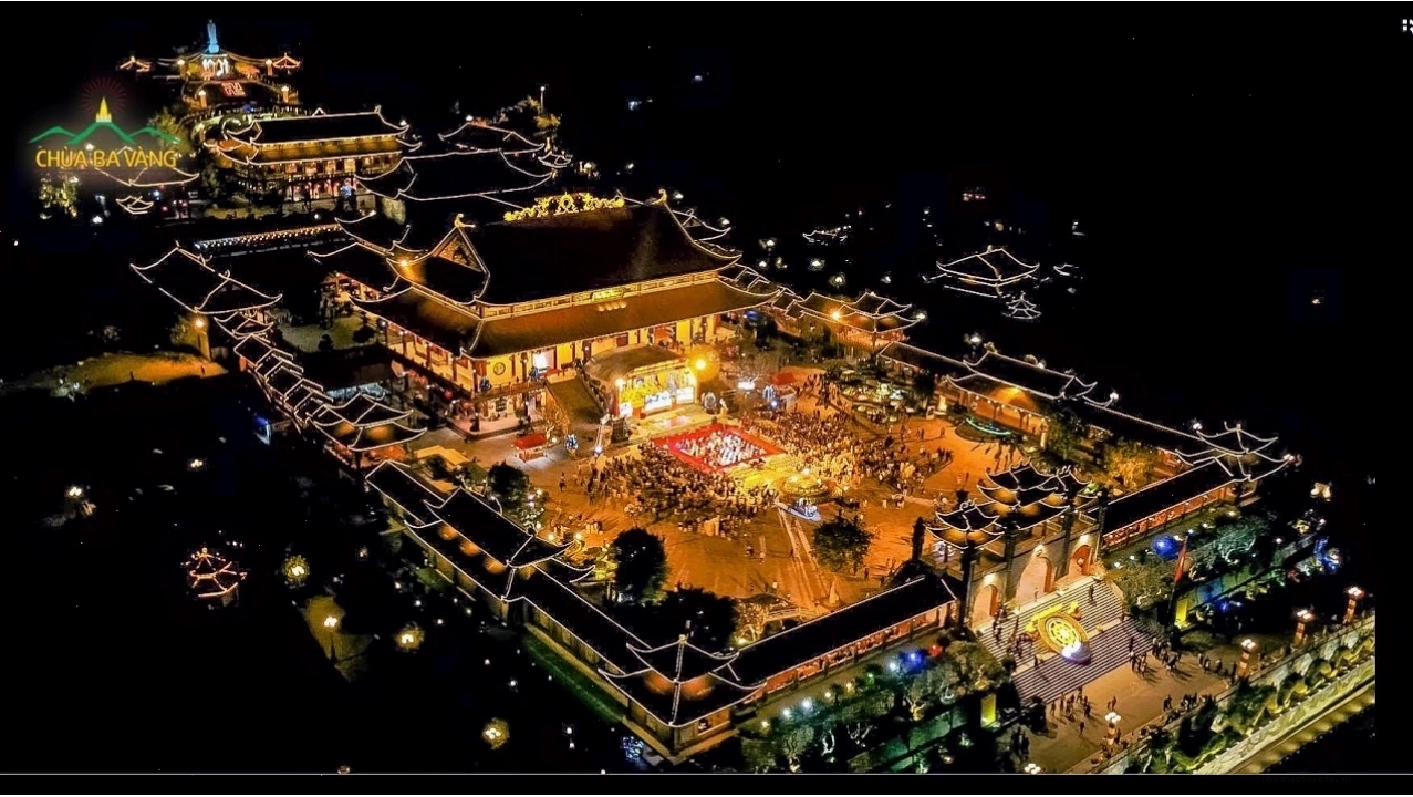 Tượng Phật được dát vàng lộng lẫy trong Chùa Ba Vàng