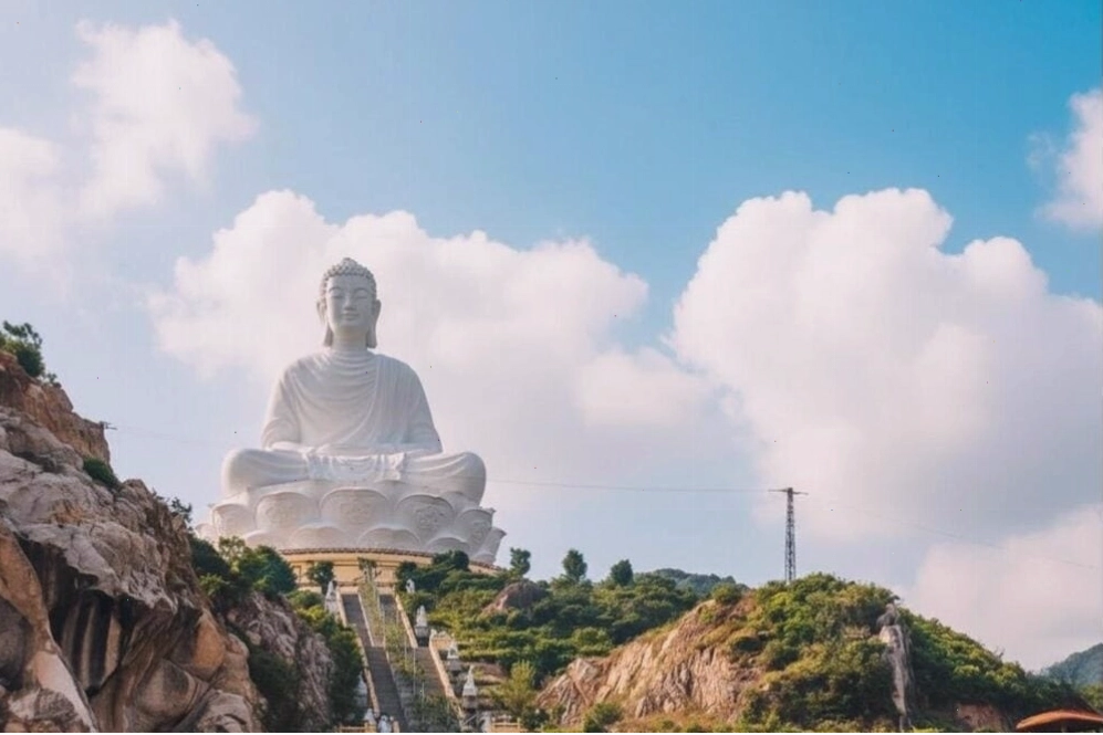 Tượng Phật khổng lồ tại Chùa Linh Phong uy nghiêm