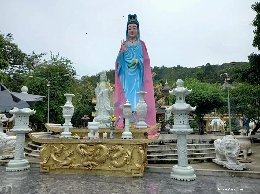 Tượng Quan Âm Nam Hải cao 12m đặt trước Chánh điện