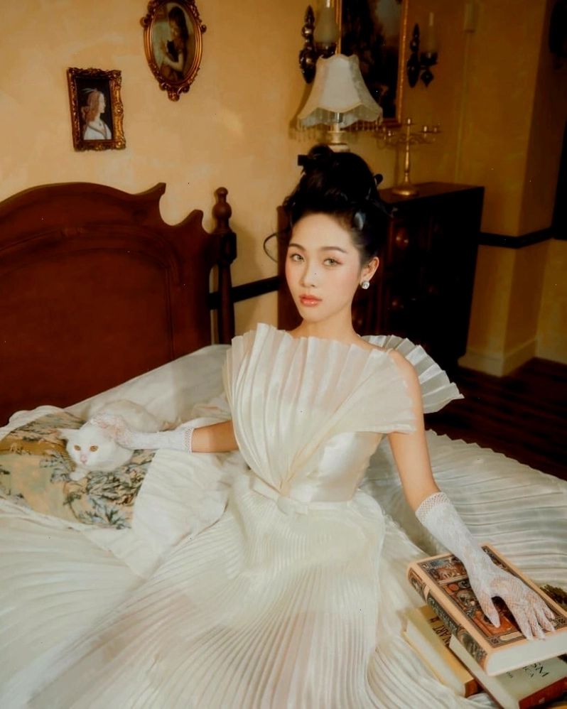 Váy dạ hội lấy cảm hứng từ phong cách Rococo, với các chi tiết bèo nhún và họa tiết hoa văn
