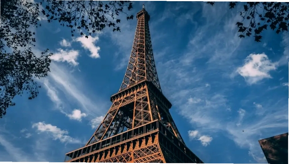 Vẻ đẹp của Tháp Eiffel dưới ánh nắng ban ngày