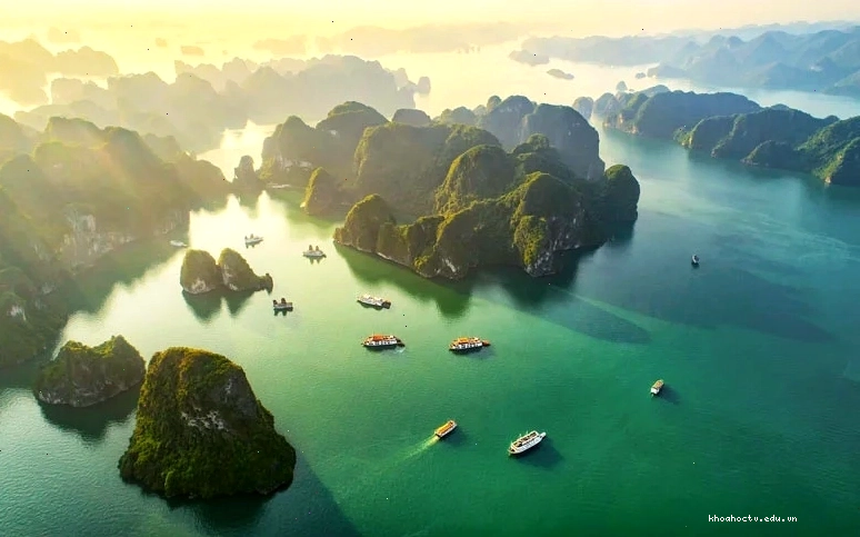 Vẻ đẹp kỳ vĩ của Vịnh Hạ Long nhìn từ xa với hàng ngàn đảo đá vôi