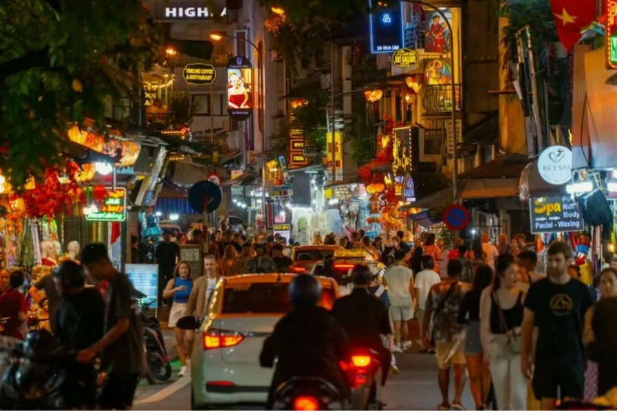 Vẻ đẹp tĩnh lặng của phố Phan Đình Phùng về đêm
