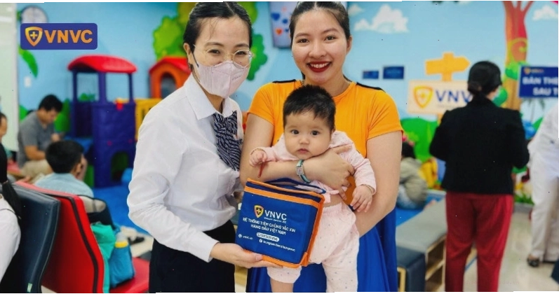 VNVC tặng quà cho trẻ em