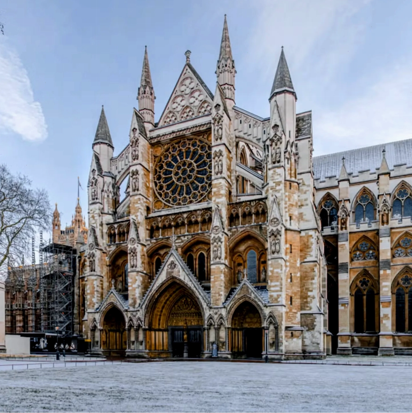 Westminster Abbey với quảng trường xung quanh