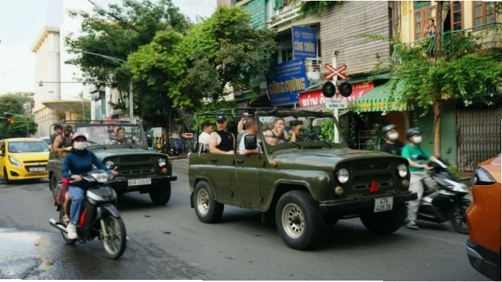 Xe Jeep cổ điển dừng chân tại Văn Miếu Quốc Tử Giám trong tour Hà Nội