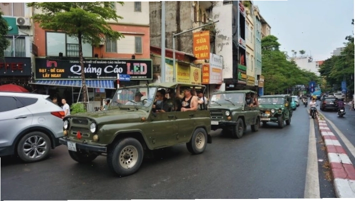 Xe Jeep lăn bánh trên Cầu Long Biên mang tính lịch sử của Hà Nội