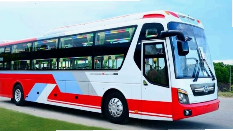 Xe khách di chuyển trên cung đường đến Phan Rang