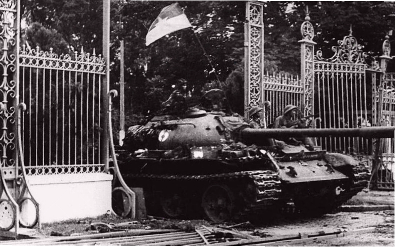 Xe tăng Quân đội nhân dân Việt Nam tiến vào Dinh Độc Lập ngày 30/4/1975