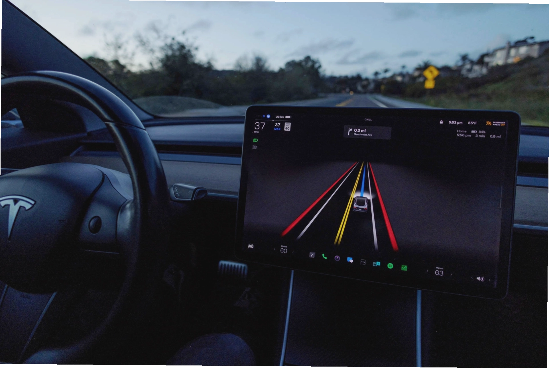 Xe Tesla đang sử dụng chế độ lái tự động