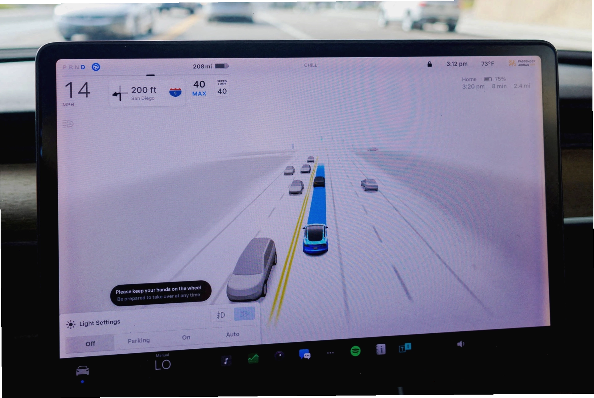 Xe Tesla di chuyển trong điều kiện giao thông phức tạp