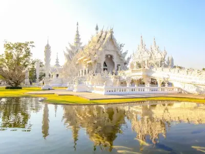 Khám phá vẻ đẹp huyền bí và tinh khiết của Chùa Trắng