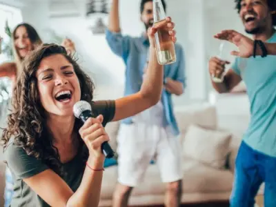 Làm thế nào để tổ chức buổi hát karaoke tại nhà thú vị?