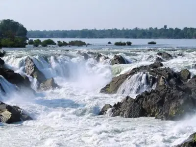 Khám phá vẻ đẹp hoang sơ kỳ vĩ tại Bản Khone Phapheng