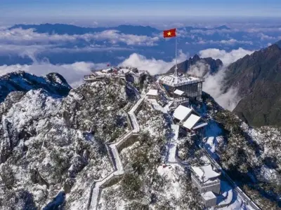 Mùa đông lạnh giá Lào Cai phủ trắng núi đồi băng tuyết
