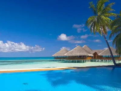 Trải nghiệm mùa hè bãi biển Maldives đẹp như thiên đường