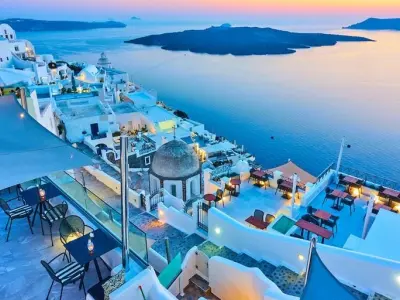 Khám phá mùa hè bãi biển Santorini Hy Lạp thơ mộng