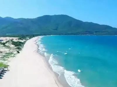 Khám phá mùa hè biển Cam Ranh với bãi cát trắng mịn màng
