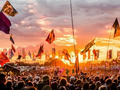 Mùa hè lễ hội Glastonbury Anh náo nhiệt và sôi động