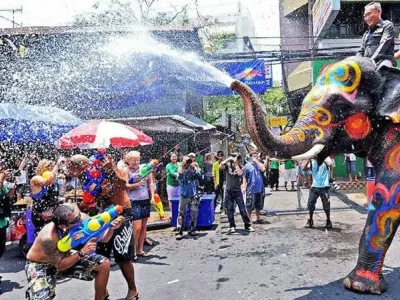 Mùa hè lễ hội Songkran Thái Lan sôi động và rực rỡ