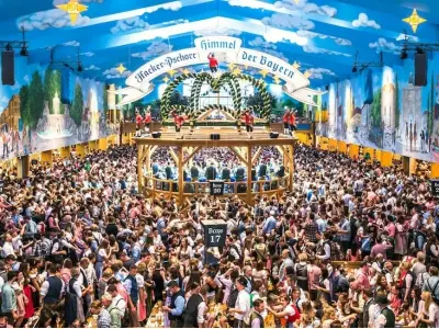 Mùa thu lễ hội Oktoberfest Đức sôi động và náo nhiệt