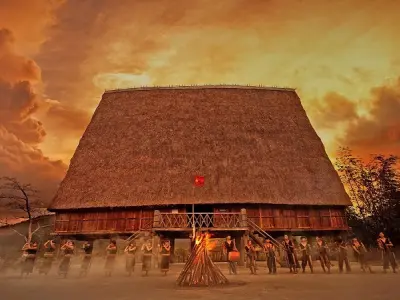 Ngắm nhìn ảnh Nhà sàn Tây Nguyên mộc mạc giữa núi rừng