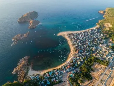 Mùa hè biển Quy Nhơn xanh biếc với cát trắng nắng vàng