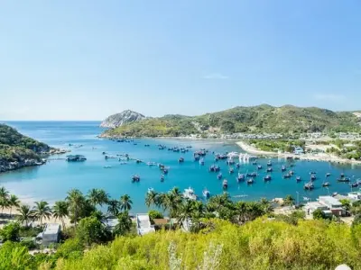 Ngắm ảnh mùa hè biển Vĩnh Hy xanh biếc và yên bình