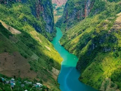 Những địa điểm du lịch Hà Giang? Khám phá kiến trúc độc đáo và lịch sử