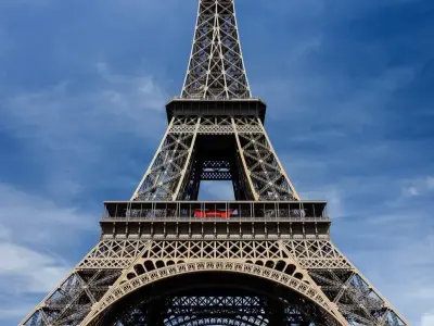 Tháp Eiffel – Biểu tượng không thể bỏ lỡ khi đến Paris