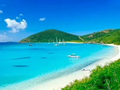 Mùa hè biển Hà Tĩnh xanh mát giữa nắng vàng rực rỡ