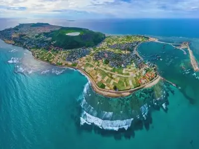 Mùa hè biển Lý Sơn rực nắng với làn nước xanh ngắt
