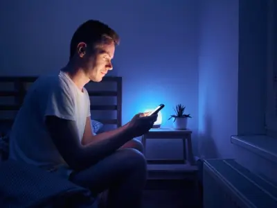 Tại sao ánh sáng xanh từ màn hình gây hại mắt khó nhận biết