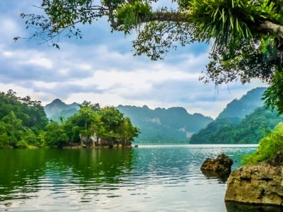 Hồ Ba Bể ở đâu? Khám phá vẻ đẹp hoang sơ và kinh nghiệm du lịch chi tiết