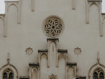 Khám phá vẻ đẹp cửa sổ kiến trúc Gothic